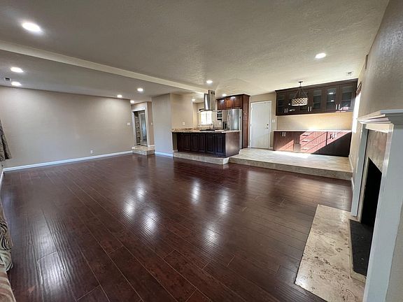 3rd image of 4825 Rose Way