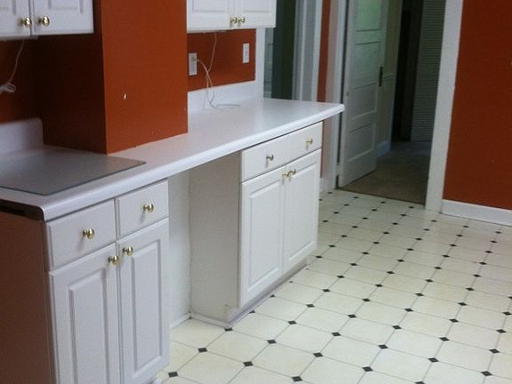 kitchen w/lots of cabinets