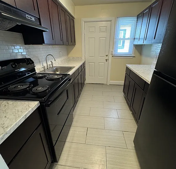 408 S West St — Photo 2