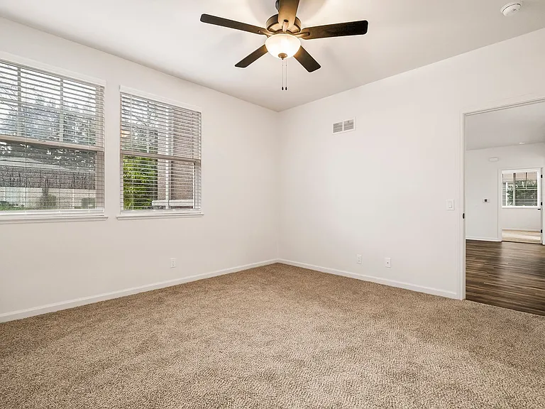 Sterling Oaks Luxury Apartments — Photo 78