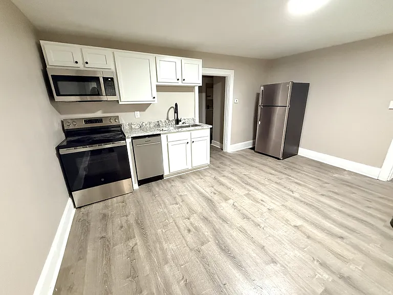 121 N Broadway St #4 — Photo 4