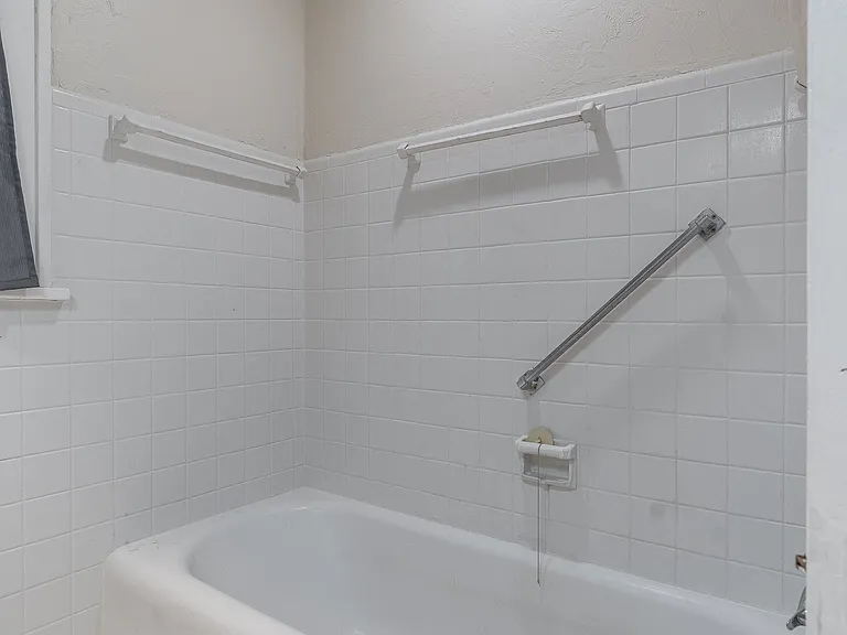 820 E 17th St — Photo 10