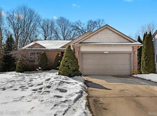 6581 Wedgewood Ct, Waterford, MI 48327