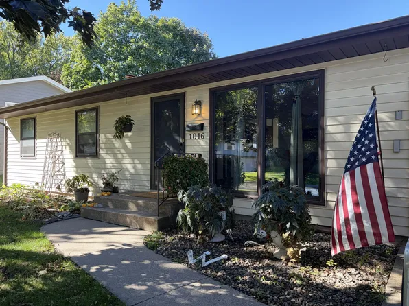 1016 Jackson St S, Shakopee, MN 55379