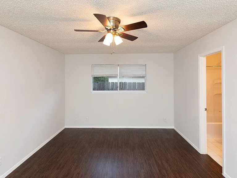 2102 Courtney St #A — Photo 6