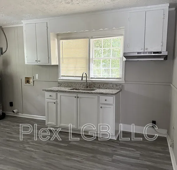 100 Oak Ln — Photo 4