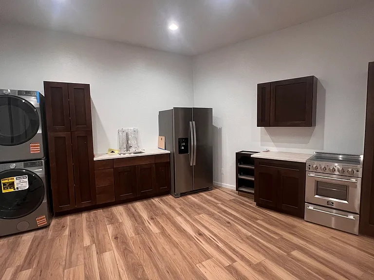 624 Richmond Dr NE — Photo 1