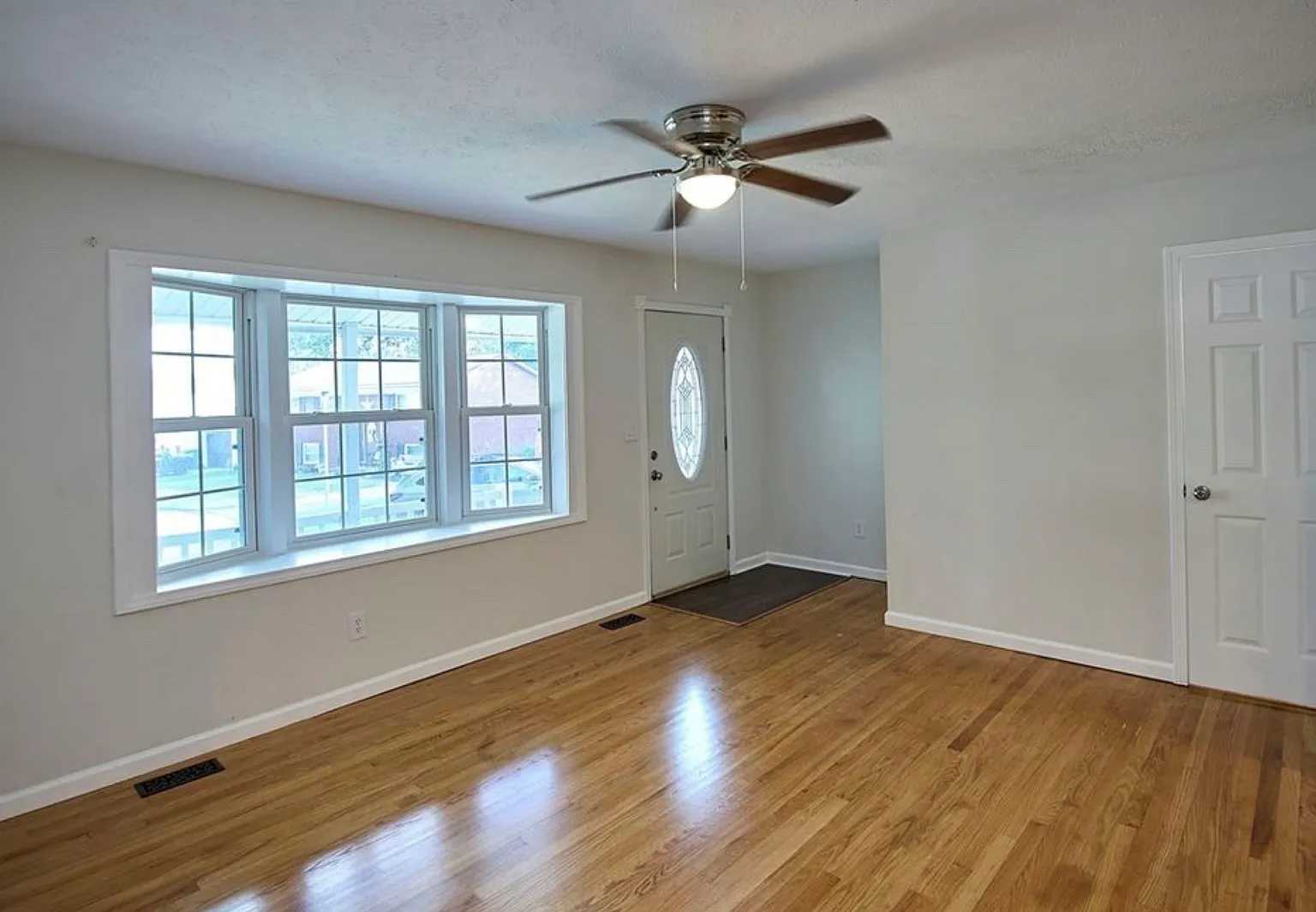 136 Vaturia Dr — Photo 2