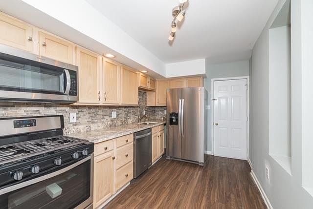 1st image of 220 Woodlawn Ave