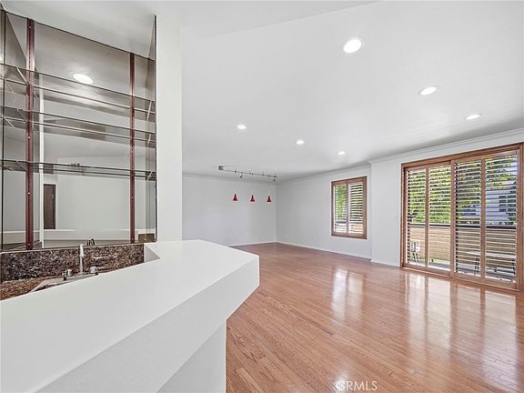 3rd image of 1315 Roxbury Dr APT 204