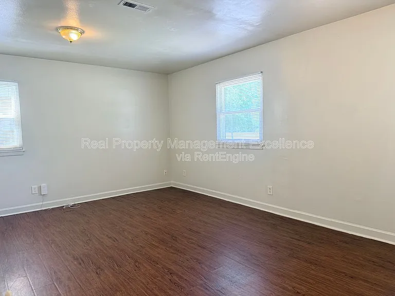 419 Walton St — Photo 16