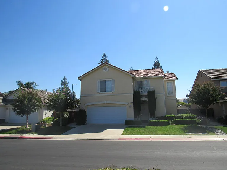 1940 Lawrence Ave — Photo 1