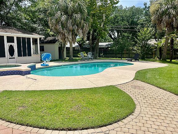 2nd image of 909 Eastwood Dr
