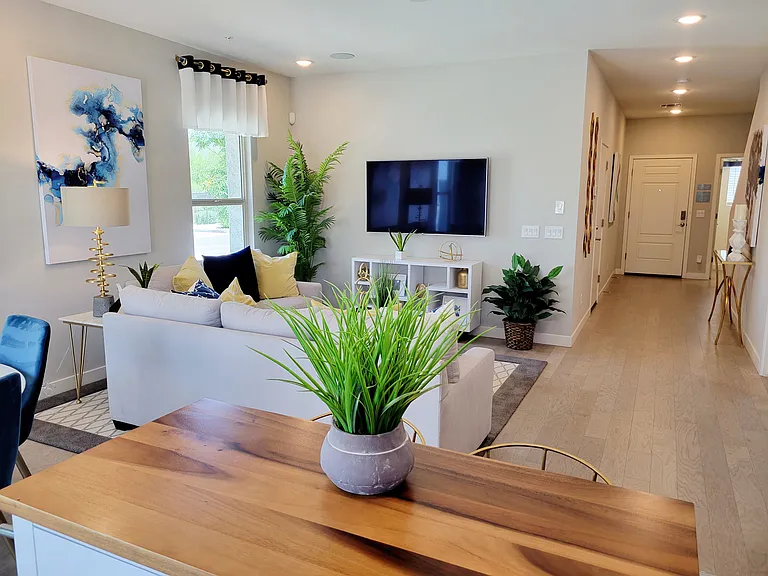 2244 W Harmont Dr — Photo 17