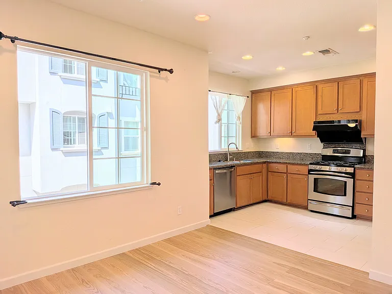 558 Montego Ter — Photo 10