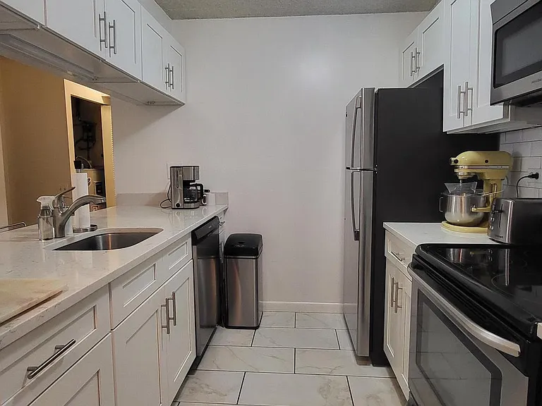 241 S 6th St #1202B — Photo 8
