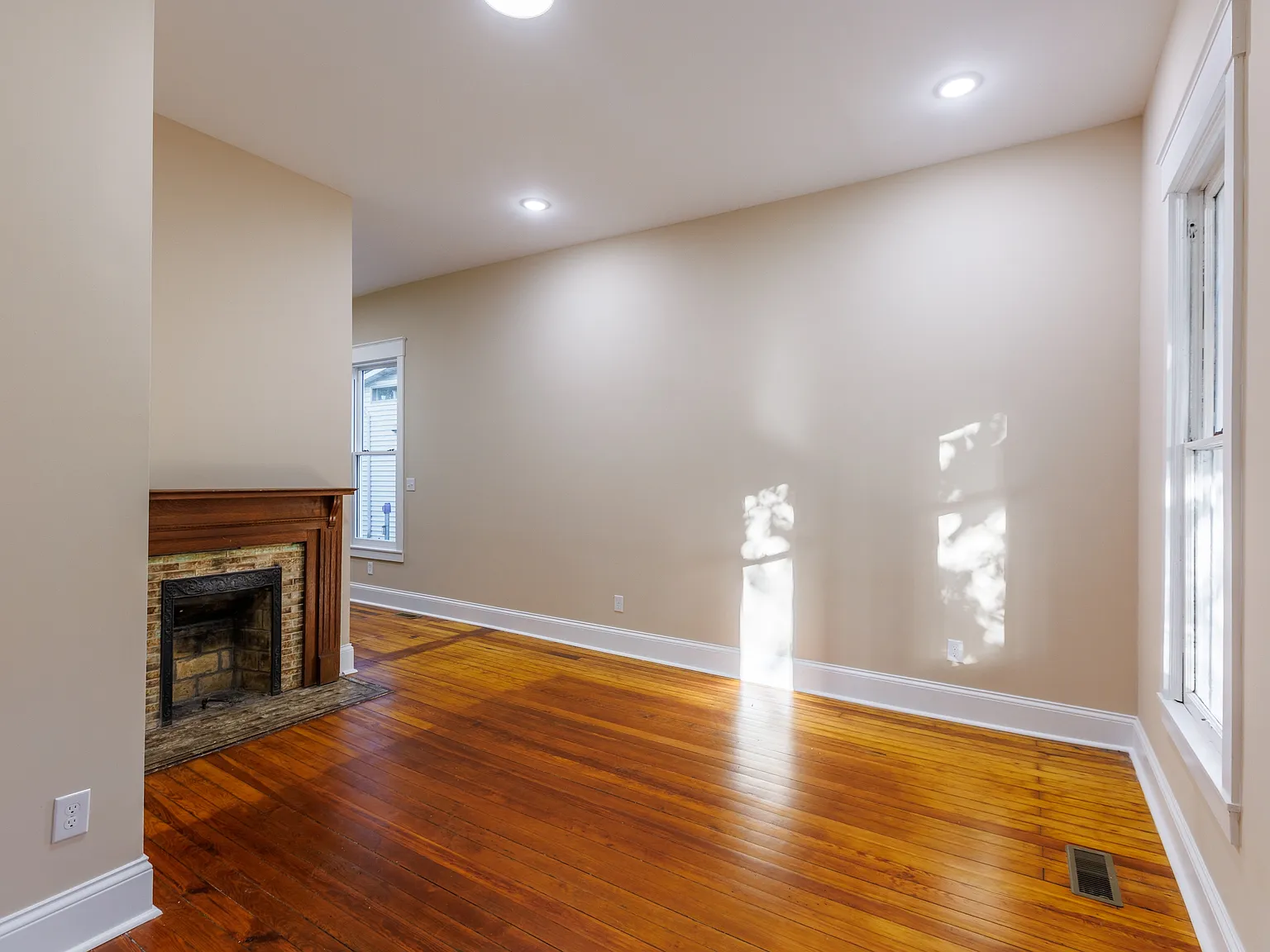 716 W Maxwell St - 1 — Photo 2