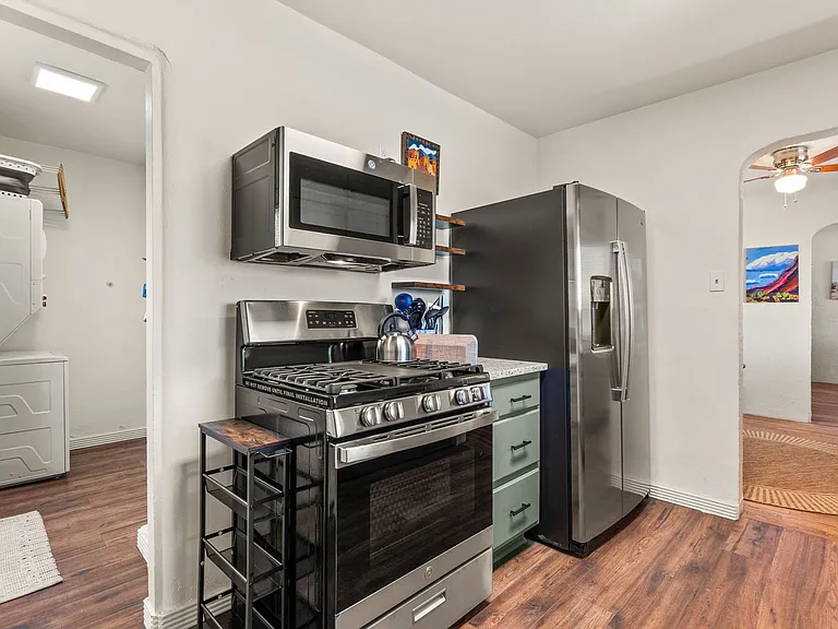 2210 Broadway Blvd NE — Photo 9