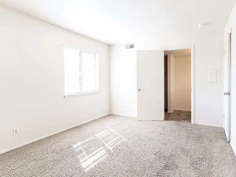 2700 W Forrest Hill Ave — Photo 6