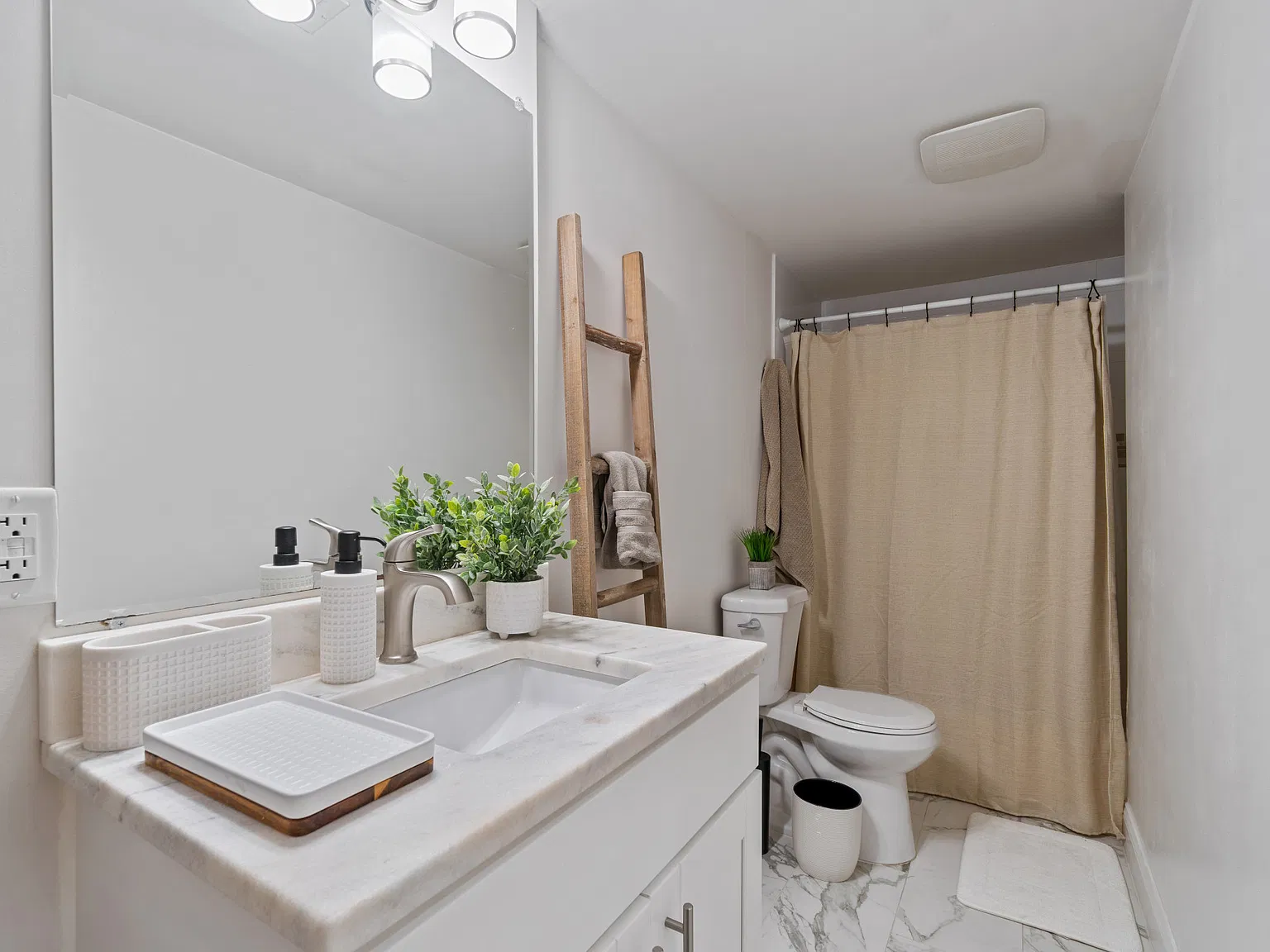 4 bed, 2.5 bath, 1728 sqft, $2,600 — Photo 2