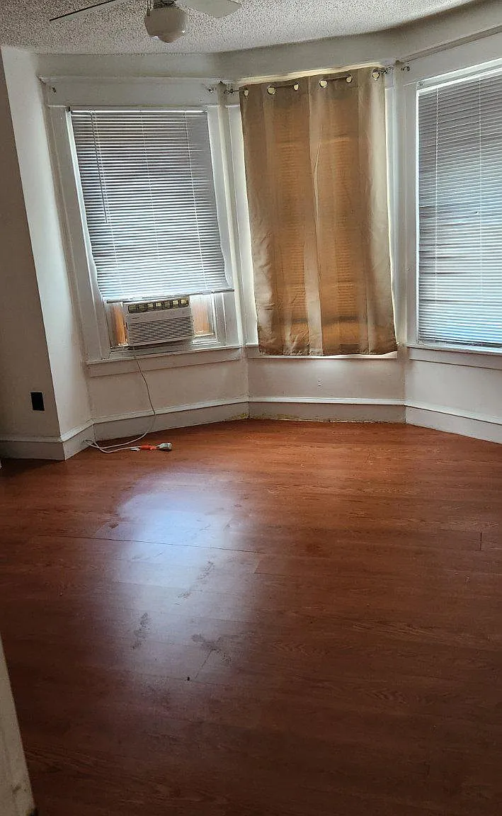 3 bed, 1.0 bath, 1000 sqft, $1,900 — Photo 2