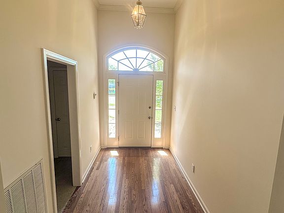 3rd image of 2112 Parkview Dr S