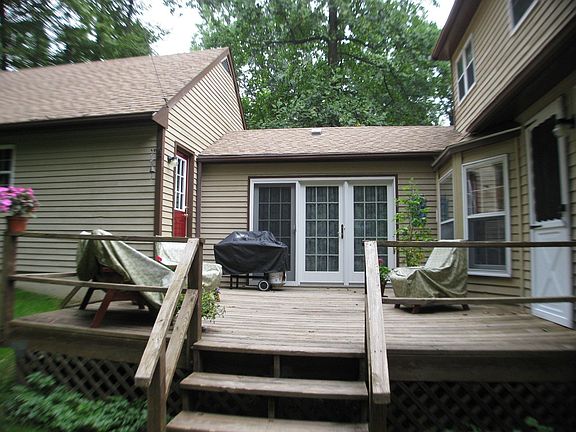 Deck adjoining dining room for outdoor entertaining
