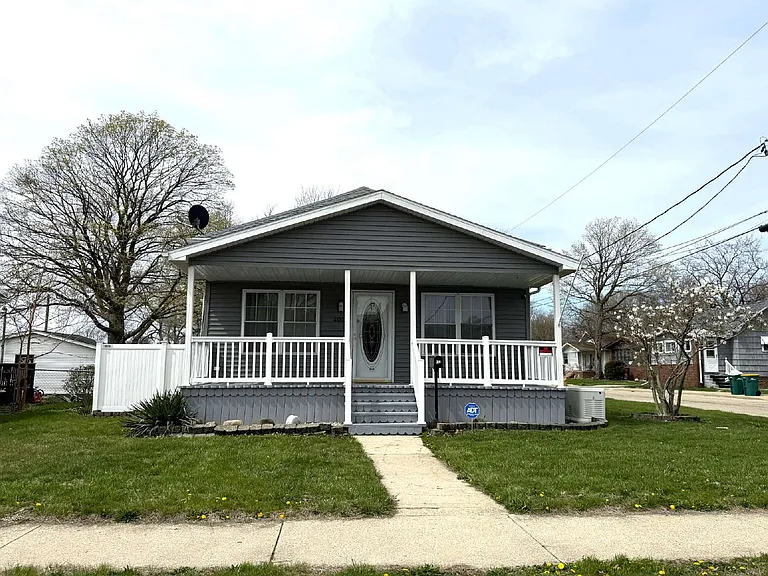402 S Illinois St — Photo 1