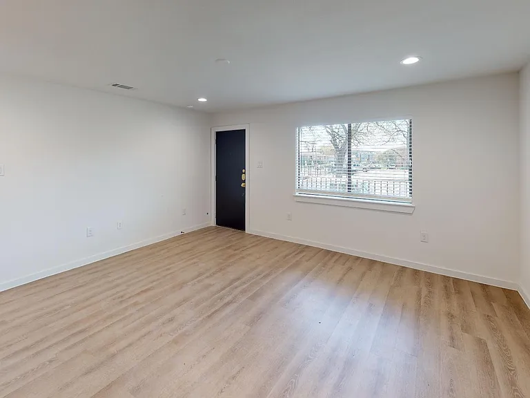 Live Oak Manor — Photo 23