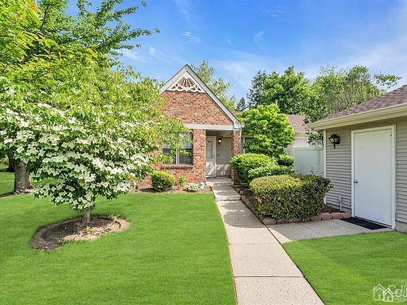 3rd image of 338 Wycoff Way W