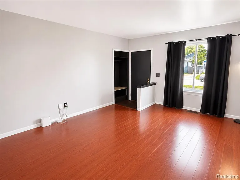 23400 Reynolds Ave — Photo 4