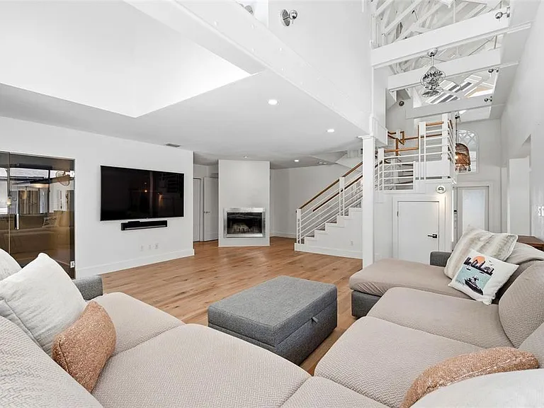 141 Giralda Blvd NE — Photo 28