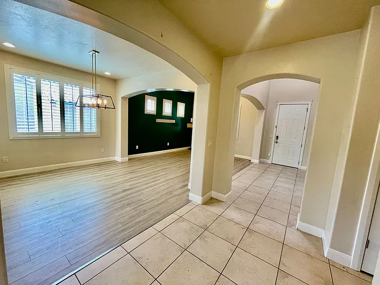 436 E Paris Dr — Photo 5