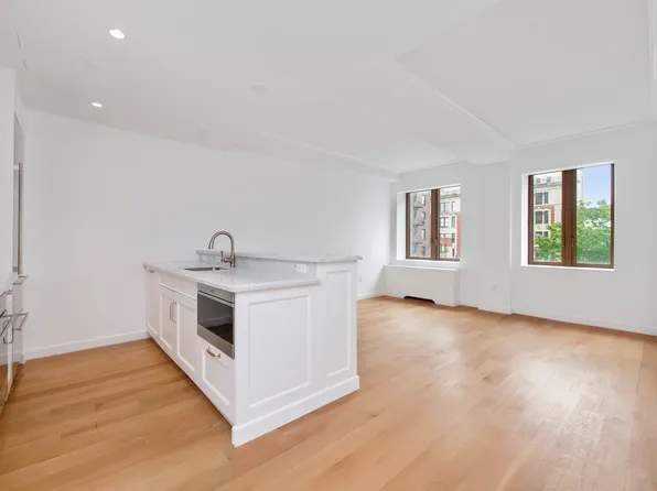 225 E 19th St #604, New York, NY 10003