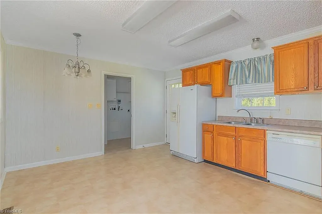 3 bed, 1204 sqft, $1,400 — Photo 4