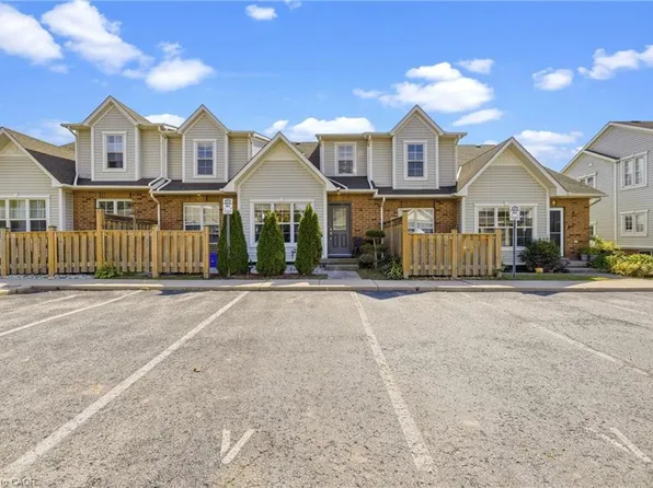 1085 Harrogate Dr #5, Hamilton, ON L9K 1R2