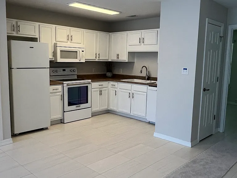 1354 Redwood Ln — Photo 3