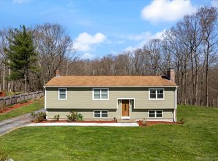 8 Pin Oak Ter, Norwich, CT 06360