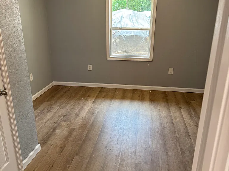 526 N Main St — Photo 8