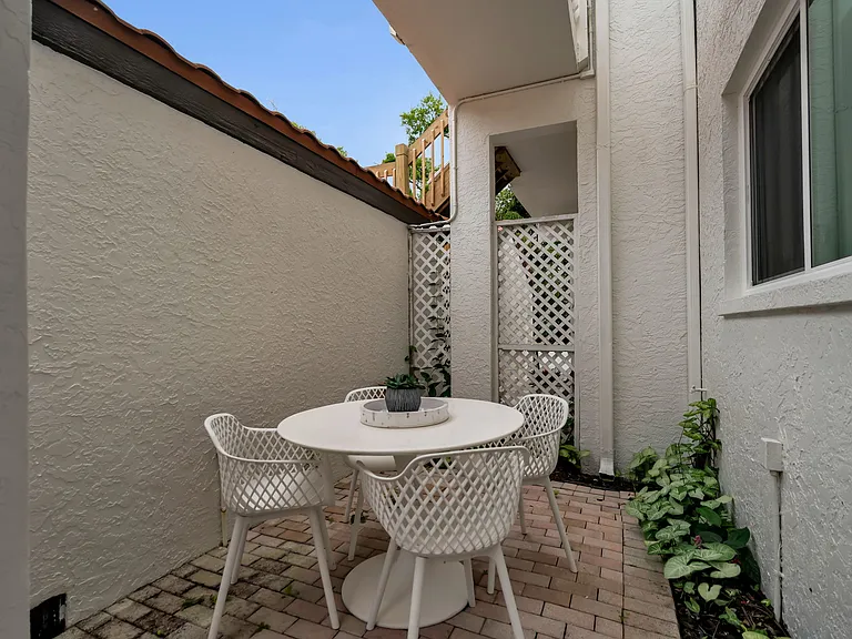 862 Hudson Ave #862 — Photo 3
