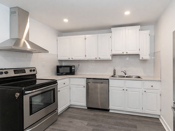 2nd image of 581 Phillip St E #4