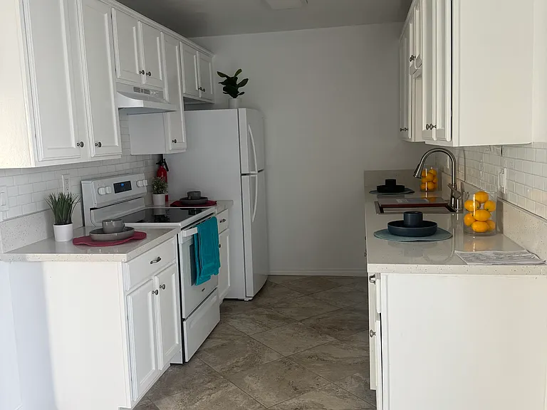 Hillside Plaza Apartments — Photo 12