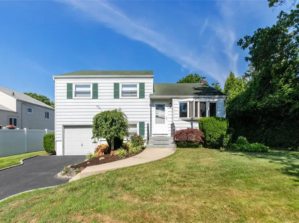 2 Nautilus Avenue, Plainview, NY 11803