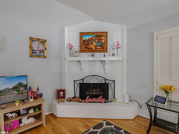 2nd image of 22 Cobblestone Way W