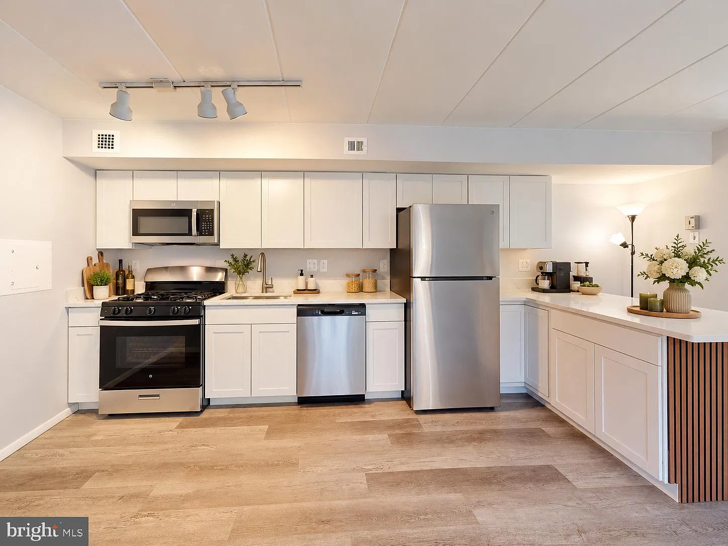 Huntington Club Condo — Photo 3