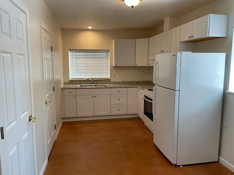 1560 Hillside Dr #B — Photo 1