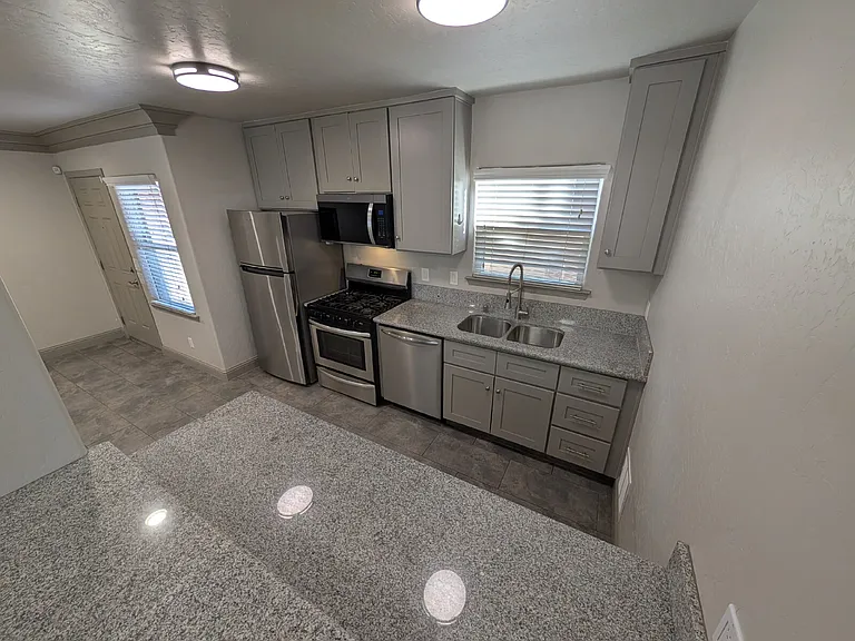 935 E Divisadero St — Photo 7