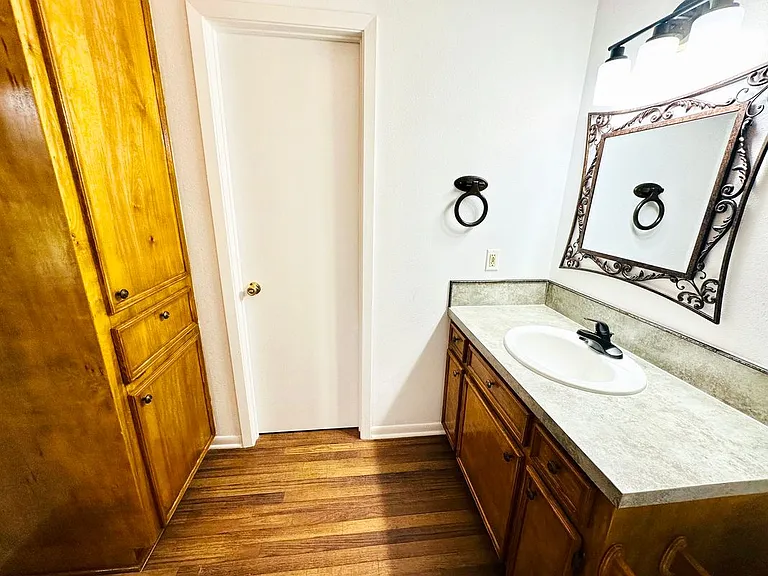 1470 FM 2712 — Photo 19