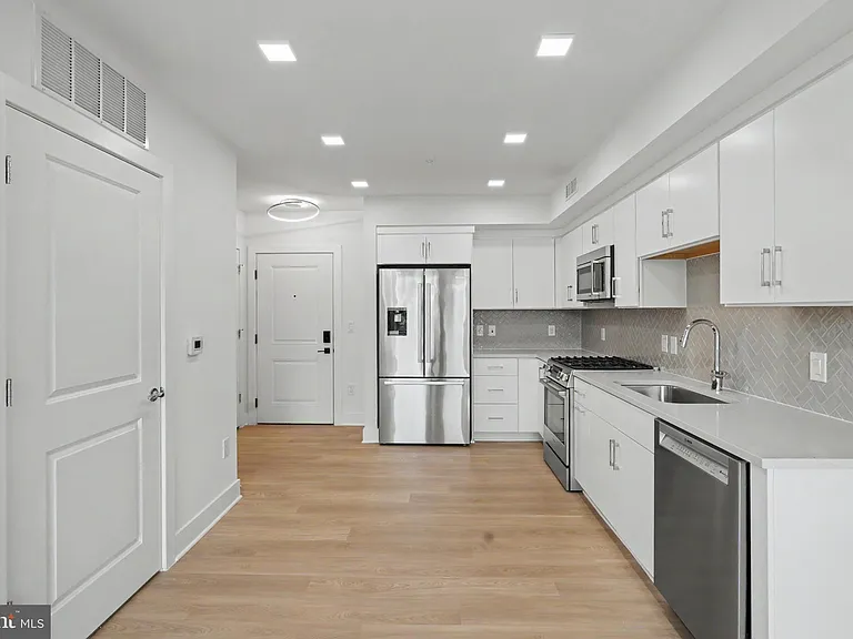 701 N Henry St #213 — Photo 31