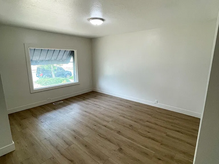 370 N Marion St — Photo 3